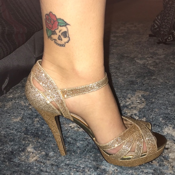 Gold heels - Picture 3 of 7